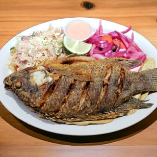 Pescado Con Tajadas